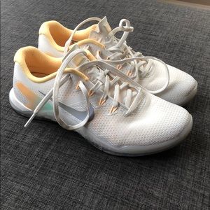 Sherbet colored Nike Metcon 4